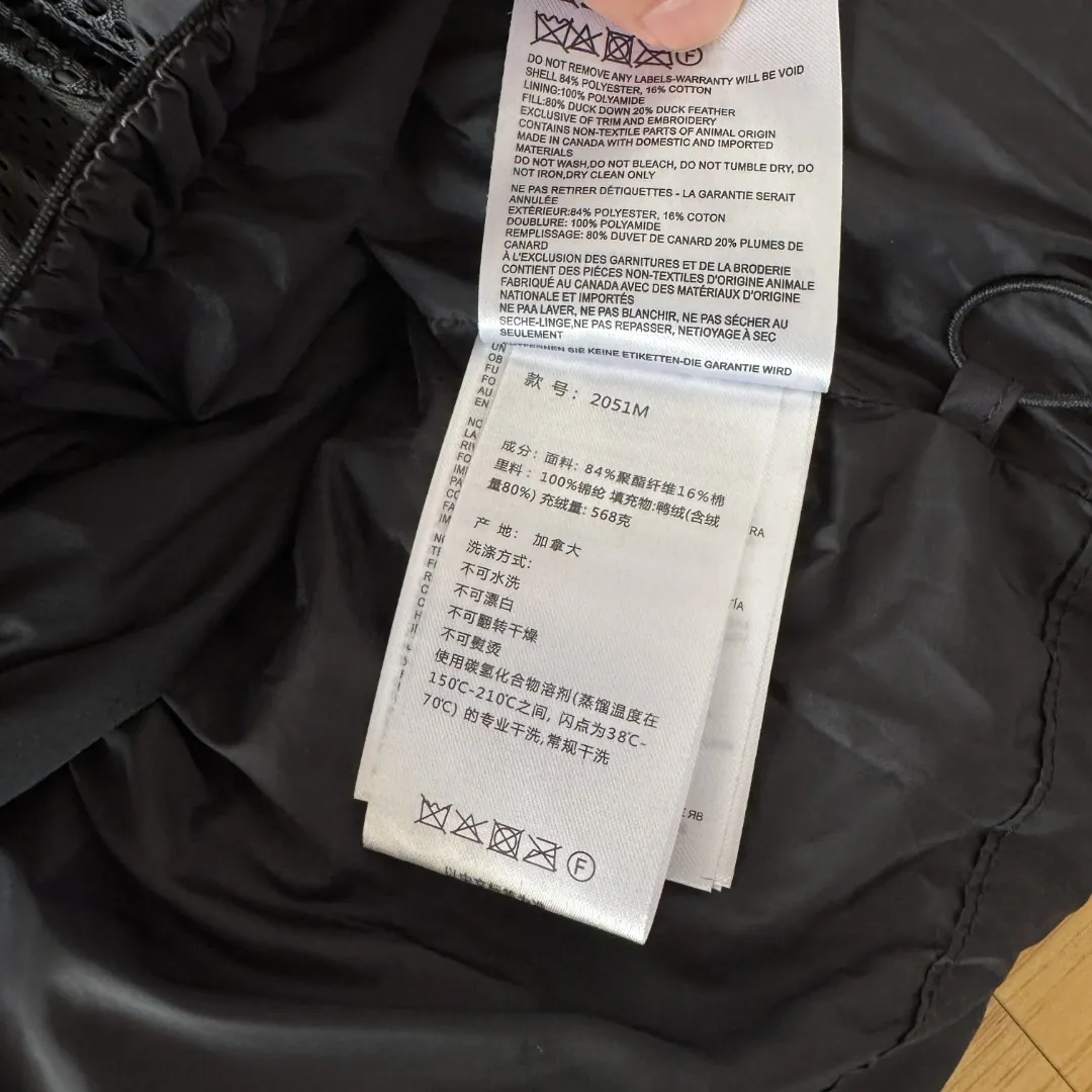 Style number: Y 79 『Top version💯, feel free to compare🆚』𝗖𝗔𝗡𝗔𝗗𝗔 𝗚𝗢𝗢𝗦𝗘｜Canada Goose 𝗝𝘂𝗻𝗰𝘁𝗶𝗼𝗻 Series ski season black label rib down jacket parka capsule down jacket Ouyang Nana second generation 𝗦𝗶𝘇𝗲: 𝗫𝗦 𝗦 𝗠 𝗟 𝗫𝗟 𝗫𝗫𝗟 Color: Black, coffee Green double-layer anti-velvet liner design, super windproof performance, very warm in winter! Newly labeled white duck down filling, high fluffiness, windproof hooded design. When walking outdoors, pull the collar to the highest position, put your hands in the pockets and it will be very warm. It can be easily controlled by all body types! The interior is equipped with an elastic wind and snow skirt design for better wrapping!
